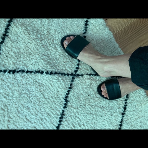 Everlane slide sandals. Black leather. - Picture 5 of 5